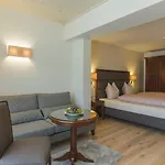 尼德瑞特尔酒店 3*